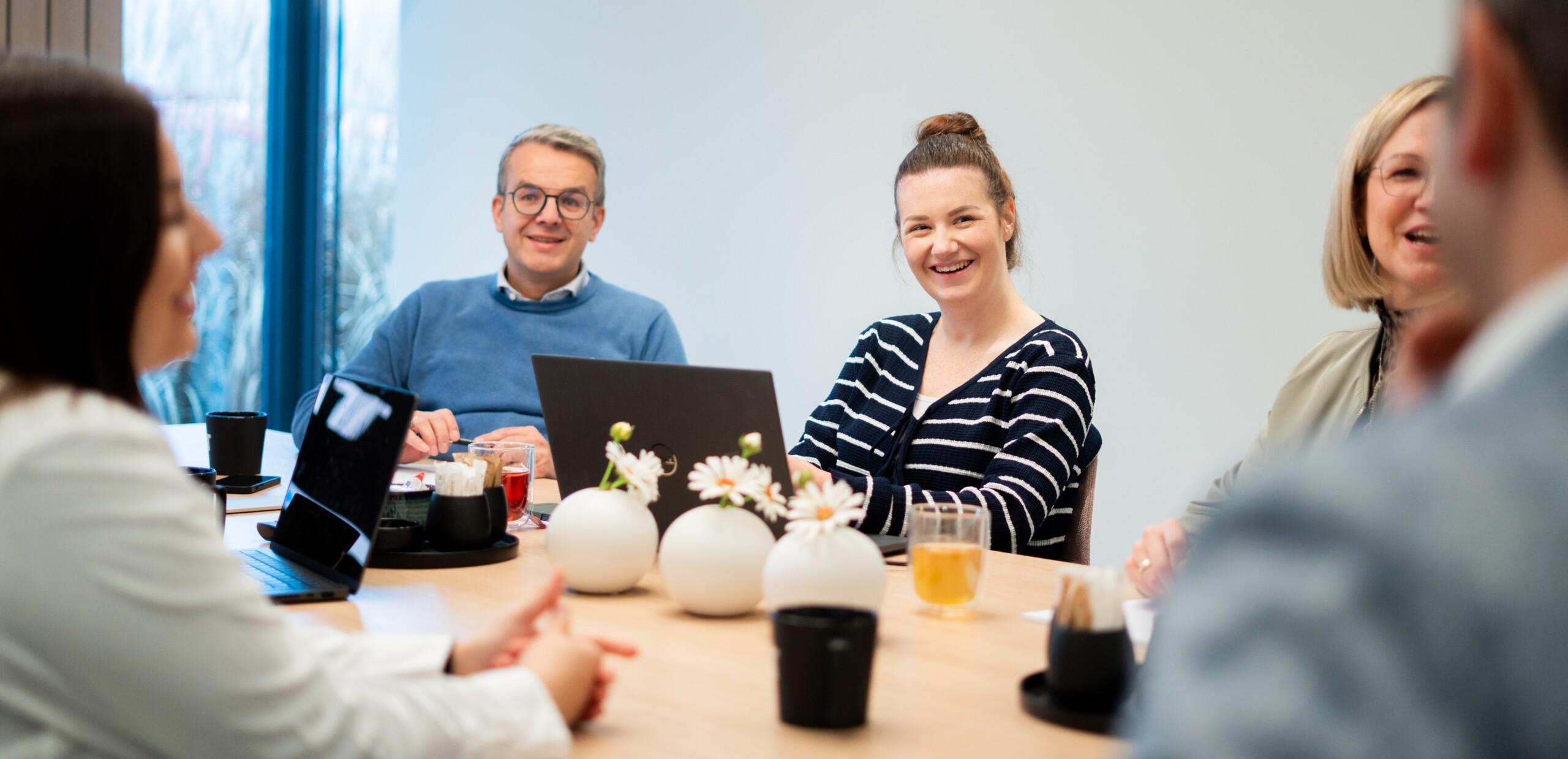 Website Banner 5 Mitarbeiter Meetingsituation