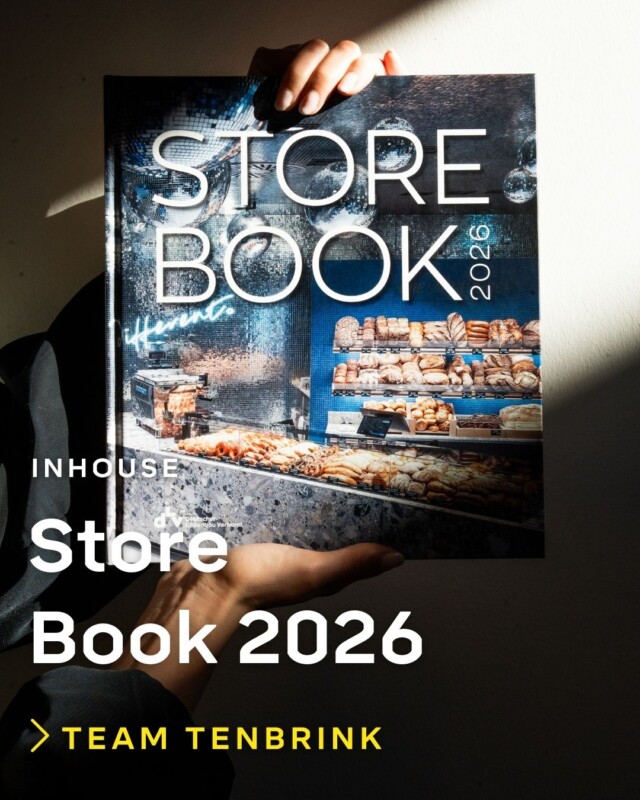 Wir sind im Store Book 2026!

Das Store Book des @dlv_ladenbauverband gibt jedes Jahr spannende Einblicke in Stores mit innovativen Konzepten und hochwertigem Design. Umso mehr freuen wir uns, dass unser gemeinsames Projekt mit @gkad_architects, „Le Chef“ im Weserstadion, in der Kategorie „Aufenthaltsqualitäten“ vertreten ist.

Mit „Le Chef“ haben wir im Weserstadion einen VIP-Bereich realisiert, der die Vereinsgeschichte in ein besonderes Hospitality-Erlebnis übersetzt. Wir bedanken uns bei unserem Team, das dieses Ergebnis mit Teamgeist und viel Herzblut in der Saisonpause 2025 möglich gemacht hat.

Weitere Informationen zum Projekt: www.tenbrink.de/projekte/werder-bremen-le-chef/

@werderbremen @supreme.sports.hospitality #Tenbrink #Stadtlohn #StoreBook #dlv #Ladenbau #Generalunternehmer #Stores #WerderBremen