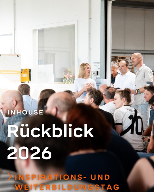 Zukunft braucht Mut. Und ein Wir. 

Unser Inspirations- und Weiterbildungstag 2026 liegt hinter uns. Ein Tag voller neuer Impulse, spannender Gespräche und gemeinsamer Ideen.

Rund 150 Kolleginnen und Kollegen aus allen Bereichen kamen zusammen, um sich auszutauschen, voneinander zu lernen und gemeinsam darüber nachzudenken, wie wir die Zukunft von Tenbrink gestalten möchten.
 
In den vergangenen Wochen haben wir euch bereits einige Einblicke in die Workshops und Themen des Tages gegeben. Zum Abschluss möchten wir noch einmal zurückblicken. Auf einen Tag, der vor allem gezeigt hat, wie viel Potenzial entsteht, wenn unterschiedliche Erfahrungen, Ideen und Perspektiven zusammenkommen.
 
Unser Ziel steht fest: Der attraktivster Arbeitgeber im Münsterland werden und der Weg dorthin entsteht gemeinsam.
 
Viele der Ideen und Anregungen aus dem Inspirations- und Weiterbildungstag werden uns deshalb auch in den kommenden Monaten begleiten. Denn für uns endet ein solcher Tag nicht mit dem letzten Workshop. Er ist ein Ausgangspunkt, um Dinge weiterzudenken und Schritt für Schritt gemeinsam umzusetzen.
 
#tenbrink #inspirationstag #weiterbildung #teamtenbrink #zukunft #stadtlohn