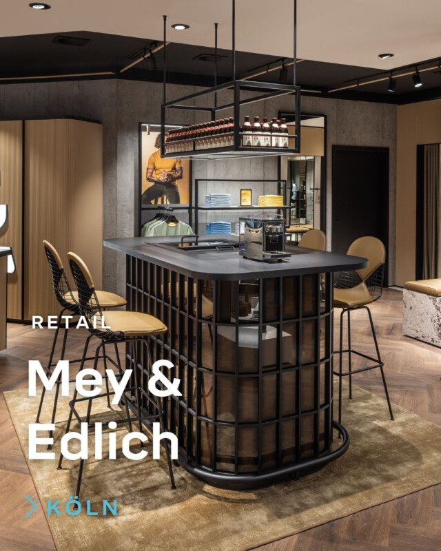 Wenn aus Onlinehandel ein echtes Markenerlebnis wird
Nach mehr als 20 Jahren ohne stationären Handel ist Mey & Edlich zurück in der Stadt: mitten auf der Ehrenstraße in Köln, zwischen Flagship-Stores, Boutiquen und Vintage-Läden.

Für den ersten Store haben wir das von Mey & Edlich entwickelte Konzept auf 240 Quadratmetern in Möbel, Materialien und Details übersetzt. Entstanden sind modulare und hochwertige Inseln, Warenträger und Umkleidekabinen, die der Fläche Struktur geben und sich zugleich immer wieder neu inszenieren lassen.

Besondere Highlights sind der Jeansbereich in markanter Glasbausteinoptik und der bewegliche Bar-Tresen aus Metall und foliertem Klarglas. Eine eigens angefertigte Konstruktion, die den gewünschten Look aufgreift und zugleich deutlich leichter und flexibler ist. Der Bar-Tresen wurde technisch durchdacht und integriert Beleuchtung, Kühlung und Kaffeemaschine. So schafft er Raum für Events, Begegnung und Aufenthalt direkt auf der Verkaufsfläche.

Bis ins Detail zieht sich die Markenidentität durch den Store. Das Logo wurde bei uns in Stadtlohn mit dem eigenen Laser präzise in die Lederpolstermöbel eingearbeitet. Auch an den Warenträgern, in den Wandverkleidungen und im Kassenrückschrank wird die Marke sichtbar: als Schriftzug, als beleuchtetes Element und als Teil des gesamten Storekonzepts.

Entstanden ist ein Ort, der anfängt, wo der Onlinehandel aufhört. Nicht als Alternative dazu, sondern als ein Erlebnis, das man nicht anklickt, sondern betritt. Zum Entdecken, Verweilen und Wiederkommen.

#meyundedlich #tenbrink #generalunternehmer #retail #store #köln