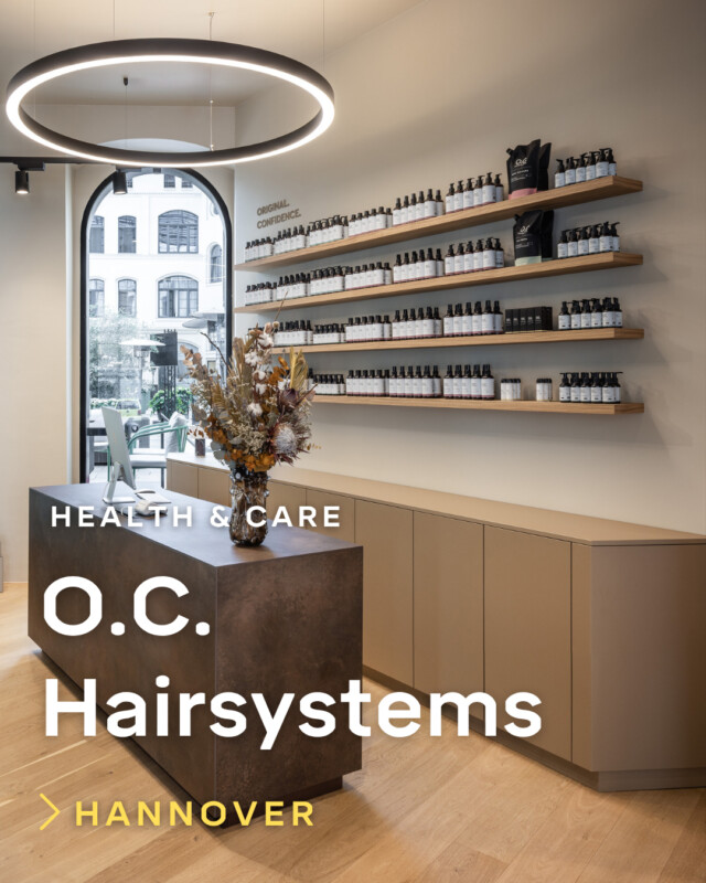 Ein neues Studio im Herzen von Hannover!

Im historischen Ernst-August-Carrée, direkt neben dem Hauptbahnhof, durften wir den neuen Standort von O.C. Hairsystems realisieren.
Das Design von @merakitects.studio verbindet moderne Markenidentität mit dem besonderen Charakter des denkmalgeschützten Gebäudes. Unsere Aufgabe: die Umsetzung als Generalunternehmer. Von den Ausbauarbeiten über Boden-, Maler-, Elektro- und Sanitärarbeiten bis hin zu den individuellen Möbeln aus unserer eigenen Produktion haben wir alle Leistungen aus einer Hand umgesetzt.

Das Ergebnis: jeweils ein moderne Woman- und Men-Bereich, der pünktlich zur Eröffnung bereitstand und heute Raum für Beratung, Service und die individuellen Lösungen von O.C. Hairsystems bietet.

#tenbrink #generalunternehmer #hannover #ochairsystems #möbeldesign