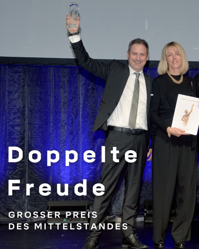 Doppelte Freude bei Tenbrink! 👏🏼 

Bei der diesjährigen Bundesgala der Oskar-Patzelt-Stiftung zum Großen Preis des Mittelstandes in Düsseldorf konnten wir gleich doppelt überzeugen. Wir wurden als „Finalist – Premier 2025“ ausgezeichnet und erhielten zusätzlich den Publikumspreis.
Bereits 2019 erreichten wir das Landesfinale, 2021 folgte der Preis auf Bundesebene und im vergangenen Jahr die Ehrenplakette.

Die Jury beeindruckte vor allem, wie wir unsere Geschäftsbereiche Ladenbau und Hotellerie trotz wirtschaftlicher Herausforderungen stabilisieren und erfolgreich ausbauen. Mit innovativen Produktions- und Arbeitsmodellen schaffen wir nicht nur Wachstum, sondern auch eine Unternehmenskultur, in der sich unsere Mitarbeitenden entfalten können.

Für uns bedeutet der Preis mehr als eine Ehrung. Er ist eine Anerkennung für die Leidenschaft, Kreativität und das Engagement unseres gesamten Teams. Ein riesiges Dankeschön an unser fantastisches Team – ihr macht diesen Erfolg erst möglich! 💪🏻😊 

© Susanne Kurz | Oskar-Patzelt-Stiftung

@mittelstandspreis #tenbrink #generalunternehmen #preisträger #gewonnen