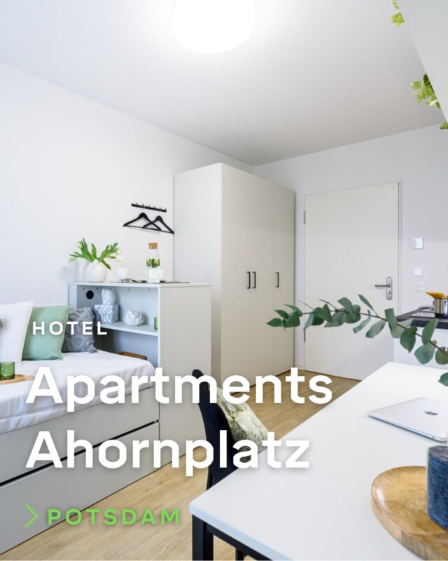 Urbanes Wohnen neu gedacht – mitten in Potsdam.

Was in der brandenburgischen Landeshauptstadt entstand, war mehr als ein Neubauprojekt – es war die Vision eines innovativen Wohnquartiers. Auf fünf Etagen entstand ein Ort für Studierende, Berufspendler und Longstay-Gäste. 

Unser Auftrag: Die vollständige FF&E-Ausstattung. In unserer Produktion entstanden dafür über 4.800 individuell gefertigte Möbelplatten – millimetergenau geplant und verarbeitet, um auf rund 25 m² ein echtes Zuhause zu schaffen. Mehr als 70 LKW-Ladungen wurden während der Bauphase punktgenau koordiniert. Bei begrenztem Lagerraum und einem Bauaufzug war Präzision gefragt. Jede Etage, jedes Teil, jede Lieferung: exakt getaktet, zuverlässig umgesetzt.

Trotz parallel laufender Prozesse überzeugten wir mit einem reibungslosen Ablauf und einer hochwertigen Umsetzung. 413-mal Qualität auf wenig Raum, mit einem Design, das den Alltag leicht macht. Helle, modern ausgestattete Apartments treffen auf passgenaue Möbel, die Stauraum schaffen, Wege verkürzen und jede Fläche sinnvoll nutzen. Klare Linien, ruhige Materialien und durchdachte Details sorgen für ein stimmiges Gesamtbild, funktional, langlebig und einladend.

© Fotos: SCHWARZ PHOTOGRAPHY 

#Tenbrink #Generalunternehmer #Potsdam #Apartments #Innenausbau