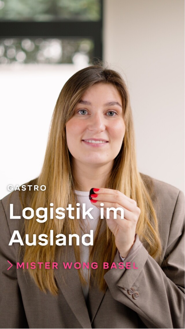 Mister Wong in der Schweiz

Zwischen unserem Standort in Stadtlohn und dem Projekt Mister Wong liegt die Grenze zwischen Deutschland und der Schweiz. Das bedeutet: Jedes Möbelstück, jedes Material und jede Schraube muss korrekt beim Zoll angemeldet werden. Fehlt nur ein Dokument, steht im schlimmsten Fall die ganze Baustelle still.

Deshalb beginnt internationale Projektlogistik bei Tenbrink Wochen vor der Montage. Mit klaren Packlisten, lückenloser Dokumentation und präziser Abstimmung aller Beteiligten.

So wurde auch @misterwong.asiancooking in Basel Allschwil termingerecht und im Budget realisiert.

#tenbrink #Generalunternehmer #MisterWong #Basel #Stadtlohn #Gastro