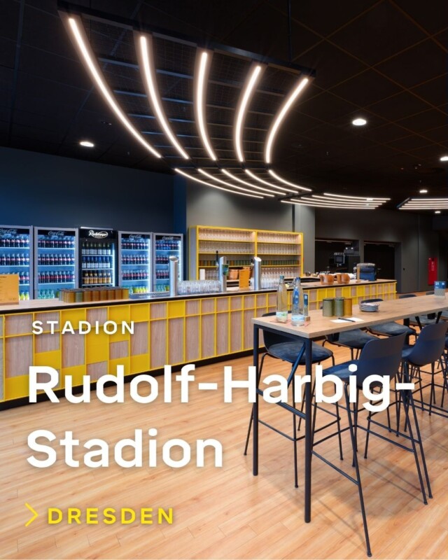 Tenbrink im Rudolf-Harbig-Stadion

Wenn im @rudolfharbigstadion das Flutlicht erlischt, beginnt für uns die Prime-Time. Unser Team spielt in den VIP-Bereichen ihr eigenes Match: Die technische Realisierung von sechs Businessclubs und exklusiven Logen auf knapp 1.000 Quadratmetern. Die Spielregel: Ein Umbau im laufenden Saisonbetrieb. 

In den kurzen Zeitfenstern zwischen Schlusspfiff und Anstoß haben wir Staub und Lärm für die Fans der @sgdynamodresden unsichtbar gemacht. Unser taktischer Vorteil: Die punktgenaue Koordination hochflexibler Dresdner Handwerksfirmen in den Gewerken Boden, Maler und Trockenbau. Das Ergebnis? Wir haben gezeigt, dass wir auch unter höchstem Zeitdruck die Spielkontrolle behalten und das Projekt souverän über die Ziellinie bringen. 

Das Design von @gkad_architects  bringt die Vereins-Identität direkt in die Architektur – und wir haben sie mit technischer Exzellenz in die Businessclubs gebracht. Ein Kontrast aus Metallelementen und Holztönen interpretiert das Schwarz-Gelb des Vereins. 

Während vor Ort die Gewerke rotierten, lief in unserer Produktion die Fertigung auf Hochtouren. Die von uns gelieferten Möbel, von den fünf neuen Thekenanlagen bis hin zu den passgenauen Wandverkleidungen und Raumtrennern, bilden nun das Zentrum für den Austausch abseits des Rasens. 

#tebrink #generalunternehmer #stadiondresden #dresden #stadtlohn #innenausbau #gkad #dynamodresden #stadion #gkad_architects