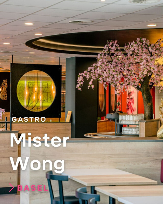 Ein Ort, der Asien nach Basel bringt

Asiatische Kultur lebt von Kontrasten: von jahrhundertealten Traditionen und moderner Lebendigkeit, von Ruhe und Ausdruck, von Klarheit und Detailreichtum. Genau diese besondere Vielschichtigkeit spiegelt sich im Restaurant @misterwong.asiancooking in Basel Allschwil wider und genau diese Atmosphäre durfte Tenbrink mitgestalten.
 
Mit viel Gespür für Material, Wirkung und Funktion haben wir die komplette Möblierung realisiert: von Sitzbänken und Sitznischen über Raumtrenner, Wandverkleidungen und Tische bis hin zum markanten Kirschblütenbaum, der als besonderer Blickfang präzise in den Thekenbereich integriert wurde.
 
Was dieses Projekt besonders macht, ist nicht nur das sichtbare Ergebnis. Viele Materialien, zahlreiche Details, internationale Logistik und ein eng getakteter Zeitplan verlangten nach einer Umsetzung, die auf den Punkt funktioniert. In nur 14 Tagen haben wir das Projekt termingerecht und mit hohem Qualitätsanspruch realisiert. So konnte eine weitere Filiale von Mister Wong pünktlich eröffnen.

Fotograf: Julian Sapulveda

#Tenbrink #Generalunternehmer #MisterWong #Basel #Stadtlohn