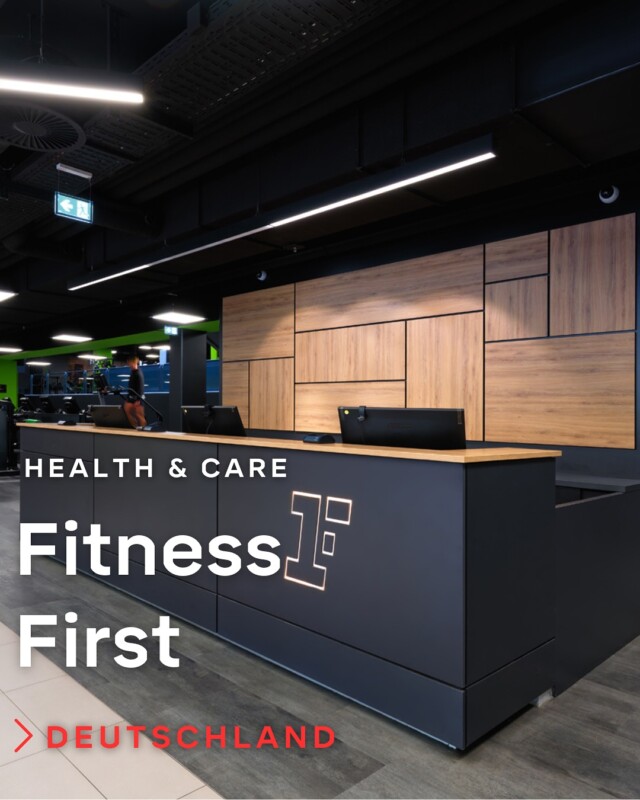 Aus FIT/ONE wurde Fitness First – und wir durften diesen Wandel sichtbar machen. Ein Markenwechsel an zahlreichen Standorten bedeutet vor allem eins: reibungsloses Teamwork, präzise Planung und eine starke Umsetzung – und das bei laufendem Betrieb.💪🏻
 
Während die Clubs täglich geöffnet blieben, haben wir die bestehenden Flächen Schritt für Schritt transformiert. Das bisherige Grün wich einer modernen Farbwelt aus Anthrazit und Khaki, ergänzt durch neue Verkleidungen und klare Linien. Insgesamt kamen dabei 8.635 Quadratmeter Plattenmaterial zum Einsatz, die als Grundlage für die neuen Raumkonzepte dienten.
 
Ein besonderes Highlight bildeten die individuell gefertigten Wandverkleidungen: Rund 7.800 laufende Meter OSB-Leisten wurden in unserer Produktion gefertigt und in den Studios montiert. Sie setzen nicht nur optische Akzente, sondern verleihen den Studios auch Struktur und Tiefe. Abgerundet wurde das neue Erscheinungsbild durch moderne Loungemöbel sowie neu gestaltete Thekenbereiche.
 
Die Studios erstrahlen deutschlandweit in einem neuen Look – und wir freuen uns, euch einen Einblick in dieses erfolgreiche Projekt gegeben zu haben. 😊
 
#Tenbrink #Generalunternehmer #FitnessFirst #Markenwechsel #HealthandCare